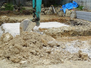 Kazıcı gün içinde inşaat alanında toprak kazıyor