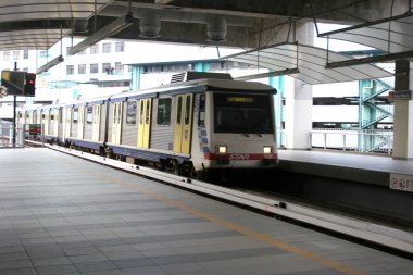 Şehirdeki tren istasyonunun manzarası 