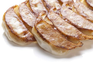 Kızarmış lezzetli börekler yakın.