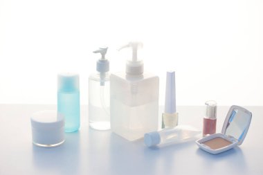 Hafif arkaplanda kozmetik ürünler var. güzellik ve kozmetik konsepti           