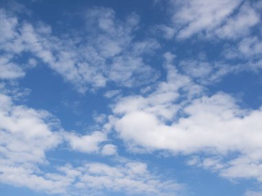 Beyaz bulutlu mavi gökyüzü doğal arkaplan 