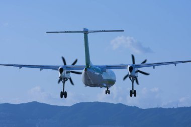 Mavi gökyüzünün üzerinde uçan uçak