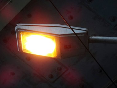 Aydınlatma armatürünün yakın görüntüsü, parlak, ılık ampullü sokak lambası.