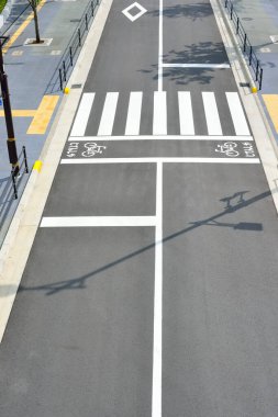 Asfalt yolda yaya geçidi tabelası