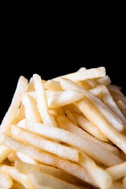 Tabaktaki lezzetli patates kızartmasının yakın plan görüntüsü. 