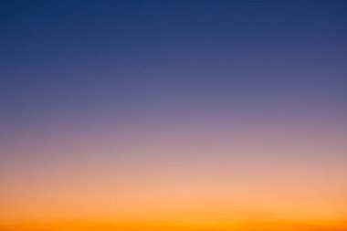 Renkli gün batımı gökyüzü ve bulutlar