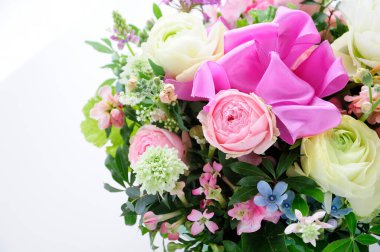 Güzel düğün çiçekleri beyaz arka plan üzerinde