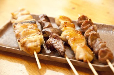 Şişler üzerindeki leziz barbekü yemeklerini yakından izleyin.