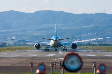 Yolcu uçağı havaalanında. 