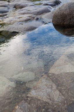 Taşların arasından akan su. 