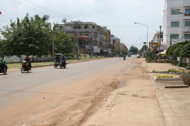 Güneşli bir günde Asya şehrinde yol