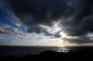 Gökyüzünde bulutlar olan güzel doğal manzara.