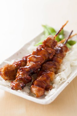 Arka planda kızarmış tavuk resmi.