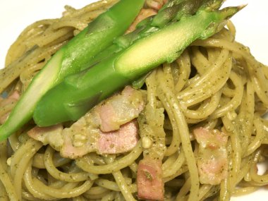 Etli ve sebzeli spagetti.