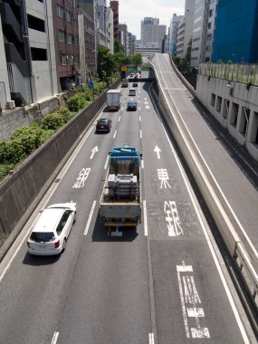  Japonya 'da gündüz vakti arabalı Tokyo yolu.