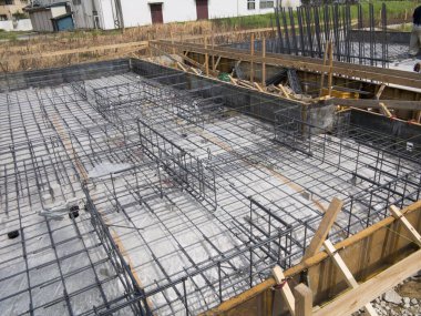 Beton ve çimento kaplı inşaat alanı