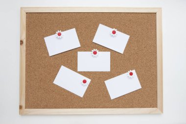 Boş kartvizitler mantar panoya iğnelenmiş, boşluğu kopyala