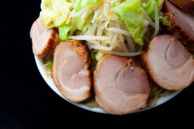 Japon mutfağı. Kızarmış domuz ve yeşil salata. 