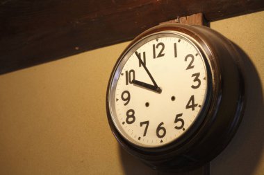 Duvardaki saati kapat.