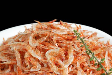 Beyaz tabakta lezzetli karides yığını