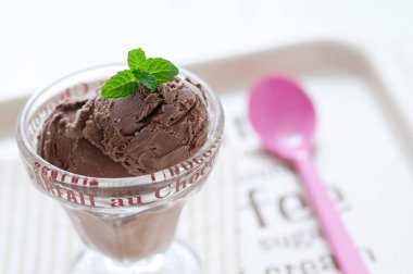 Cam kâse dolusu lezzetli dondurmanın yakın plan görüntüsü.       