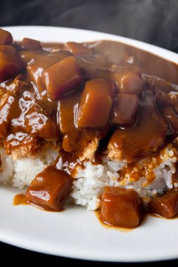 Japon usulü körili ve pirinçli kızarmış domuz pirzolası.