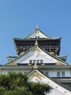 Osaka Kalesi ve güneşli mavi gökyüzü