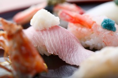 Suşi beyaz bir tabakta.