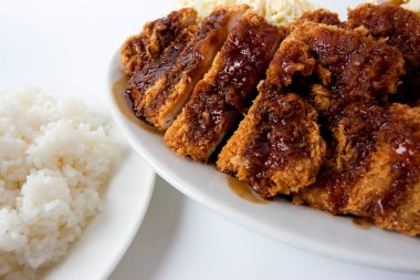 Bir pilav ve kızarmış domuz resmi.