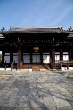 Güzel antik Japon tapınağının manzaralı görüntüsü.