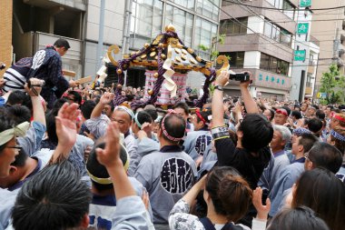 İnsanlar Tokyo, Japonya 'da düzenlenen geleneksel Kanda Matsuri festivaline katılıyor                 