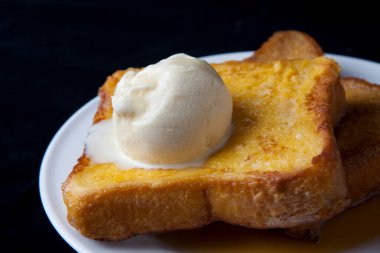 Ballı tost ekmeği ve dondurma. 