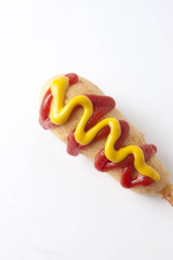 Ketçaplı sosisli sandviçe yaklaş.