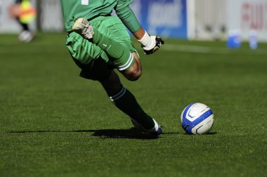 Spor giyim sektöründe futbol oyuncusunun bacakları çimlerin üzerinde top oynuyor.                 