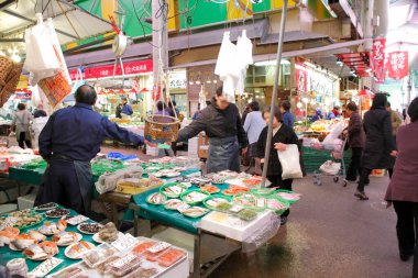Meşgul deniz ürünleri satıcıları taze balık satıyor.
