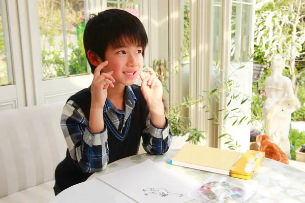 Liten Asiatisk Pojke Rita Bild Hemma — Stockfoto
