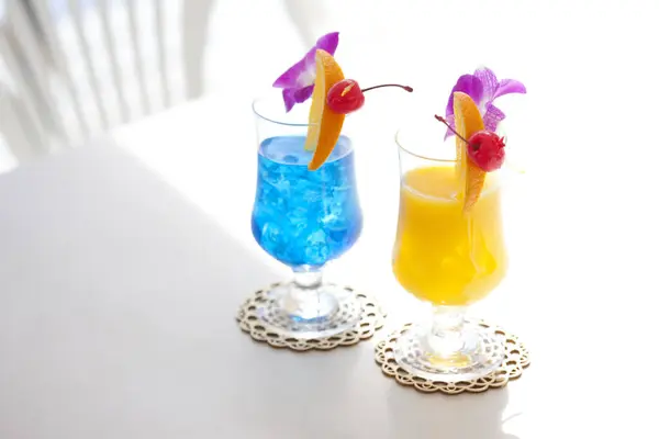 Nahaufnahme Von Gläsern Mit Frischen Exotischen Tropischen Cocktails — Stockfoto