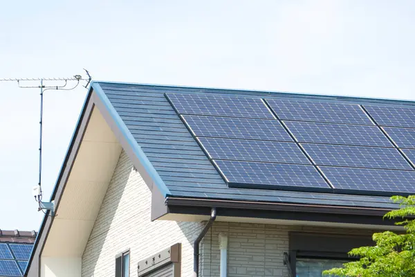 Panele Słoneczne Dachu Budynku Energia Alternatywna — Zdjęcie stockowe