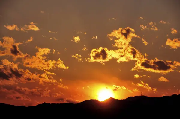 Güzel Günbatımı Görüntüsü Küçük Bulutlu Gökyüzü — Stok fotoğraf