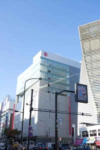 Gündüz vakti Tokyo şehrinin modern mimarisi 