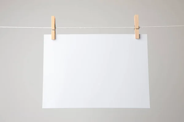 Papel Branco Branco Pendurado Banner Corda Fundo Branco Mock Para — Fotografia de Stock
