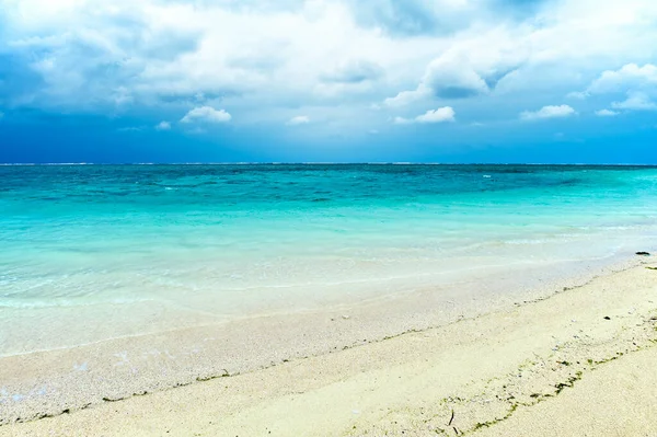 Schöne Aussicht Auf Die Sandige Küste Und Den Blauen Himmel — Stockfoto