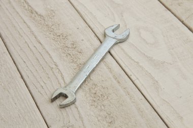 Beyaz ahşap arka planda eski İngiliz anahtarı