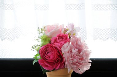 Vazoda bir buket taze çiçek, çiçek kompozisyonu 