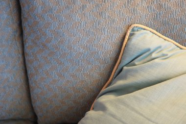 Otel odasında yastıklı kanepe. 