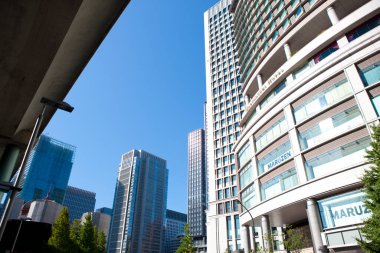 Japon şehrindeki modern ofis binasının alt manzarası  