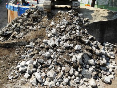 İnşaat alanında taş yığını olan inşaat kazıcısı