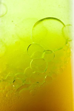 Soyut bir arkaplan ve soğuk bir içecek bardağında kabarcıklar.