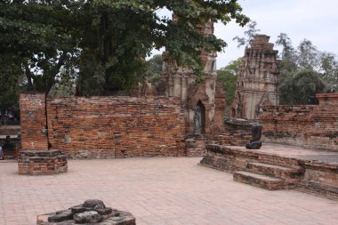 Terk edilmiş ve yıkılmış tuğla tapınak, Wat Maha That, Ayutthaya bölgesi, Tayland.