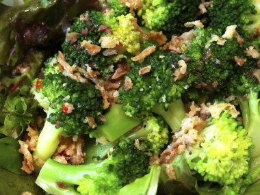 Baharatlı taze brokoli yakın plan.